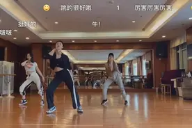 孙莉跳舞带有诱惑力，黄磊老师该不放心了。图片