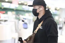 蒋劲夫体形越来越壮，穿帽衫肌肉感也很明显，浑身透着帅气男人味图片