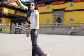 莫文蔚私服穿搭好低调，T恤配喇叭裤休闲简约，50岁嫩得像小姑娘图片
