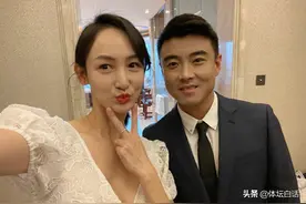 压力大？37岁王皓被批执教能力差，与娇妻同框面色发黑一脸疲态图片