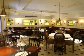 吃西餐，服务员为啥要先端一碗柠檬水？别直接喝掉，免得被笑话图片