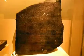 埃及发现神秘石碑，世界学者无人能解，法国小伙用中国文字破译图片