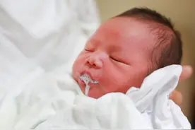 冬天给宝宝洗澡，家长注意避开“错误时间”，否则孩子很遭罪图片