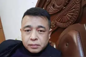 安徽马鞍山的丁贤芳，有人想当面感谢你！还记得17年前在采石矶大桥旁救助了出车祸的王鹏吗？图片