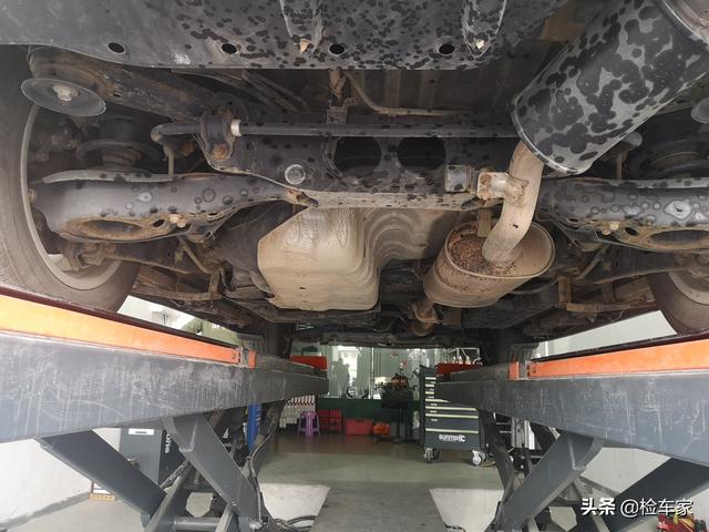 报价22万的雷克萨斯RX270，开10万公里就漏油，还能传三代吗？