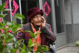 100岁奶奶“摩登”生活，用化妆品，爱逛商场，7天必须买件新衣裳图片