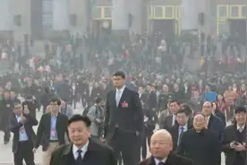 NBA巨人和普通人站一起，法尔跪下比别人高，库里到野球场如中锋图片