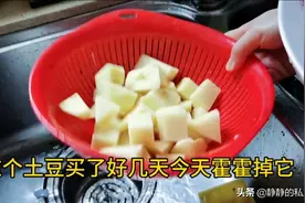 图文教程：土豆焖鸡，土豆比鸡肉好吃，下饭到连汤汁都不放过图片