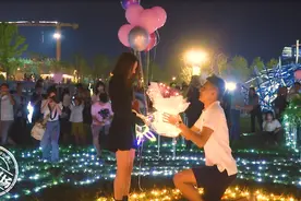 新疆小伙当众求婚赣州女友，跨越4200多公里的爱情很幸福图片