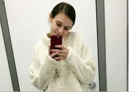 美国22岁女护士酒后从4楼坠落到水泥地，幸亏有木栅栏绊住图片