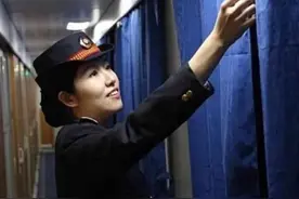 为何火车半夜路过一些地方，乘务员会强制拉上窗帘？过来人都懂图片