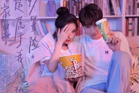 Baby与小12岁赖冠霖拍情侣写真，互喂美食床上打闹CP感十足图片