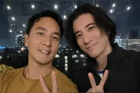 45岁王力宏晒与47岁吴彦祖合影，男神同框比剪刀手，颜值难分伯仲图片