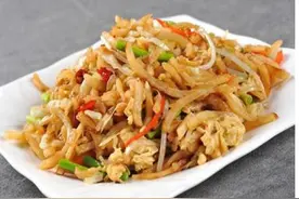炒焖饼，先炒配菜就错了，难怪饼丝绵软不好吃，大厨：这样做才对图片