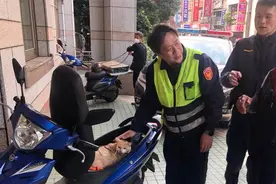 橘猫因太肥遭70岁老人惦记，将其偷走，找到时还在埋头干饭图片