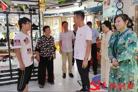 许昌市鄢陵县张丘百货慰问文理科状元图片