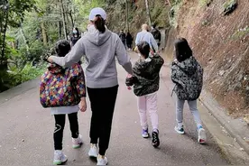 49岁黎姿罕晒娃，3个女儿皆是大长腿，与大15岁跛脚富商结婚图片