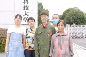 感动！七旬老兵穿军装送孙女报到图片