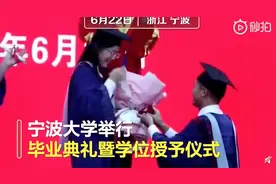 毕业典礼现场求婚！吃狗粮的剧情安排上了图片