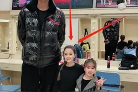 1.2米袖珍女孩嫁1.8米老公，老公坦言身高不是问题，长得好看就行图片