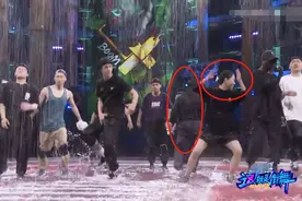 王一博被指节目过度耍帅，踩水不顾身旁女队友，还吓退身后男队员图片