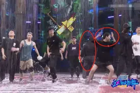 王一博被指节目过度耍帅，踩水不顾身旁女队友，还吓退身后男队员图片