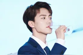 马天宇活动现场品尝香槟，尽显矜贵公子气质图片