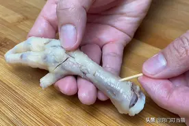 鸡爪去骨原来这么简单，一根牙签就搞定，方便快速又完整，真实用图片