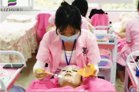 怎么做面部水疗？广西美容课堂上老师教你图片