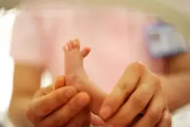 早产儿住“保温箱”花费高，这个箱子究竟有何特别的，你了解吗？图片