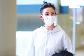 宋祖儿真“高级”，蓝色卫衣搭灰色短裙，气质和少女感平衡得很好图片