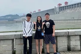 Uzi官宣转会后女友发文开撕，被欺负到家！当场取关RNG官博图片