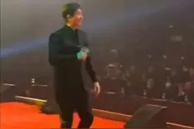 付笛生现身商演舞台简陋，老婆一脸骄傲幸福，网友：台下座无虚席图片