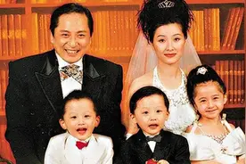 汤镇业双胞胎儿子罕露面，穿西装打扮有型，长相相似性格却很不同图片