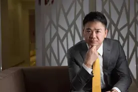 刘强东年轻照被扒，看的让人心酸泪目，网友：这才是真的白手起家图片