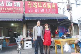 1993年，浙江女子收留3个乞丐借宿，现乞丐亿万身家，赠百万报恩图片