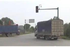 冬季道路湿滑，交警路查遇货车加装1点5米高车箱改型，罚500元！