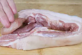 保鲜猪肉时，别直接放冰箱了，肉店老板教我一招，放一年照样新鲜图片