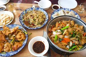 4个南方人去东北菜馆点了6个菜，老板劝不住，上完菜傻眼了图片