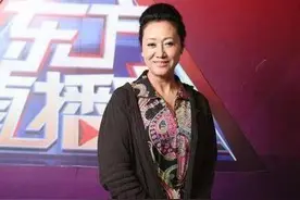 64岁王丽云好端庄，开衫搭印花裙洋气富态，气质比女儿车晓还好图片