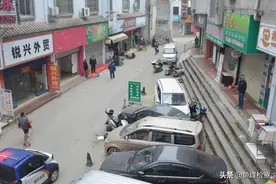 监拍小车失控瞬间，女司机崩溃尖叫图片