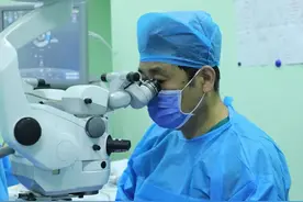 潍坊小伙高度近视引发视网膜裂孔，只因自己一个疏忽……图片