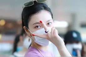 宋妍霏穿紫色T恤时尚满分，对镜比耶卖萌又甜又俏图片