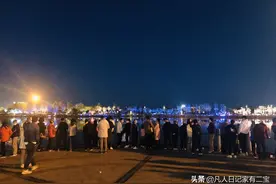 夜拍青岛西海岸城市阳台网红音乐喷泉，每晚19:30，你打卡了吗？图片