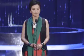 赵薇终于把自己穿老了？黑红绿穿搭都不算过分，发型才是硬伤图片