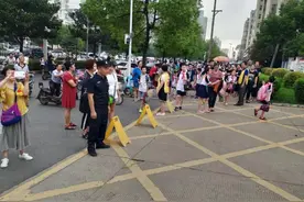 接送孩子时的这几种行为，老师都很抵触，然而很多家长没意识到图片