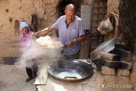 麦收季河南农村7旬老人吃午饭，满桌没有一叶菜，看得人很暖心图片