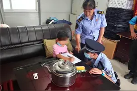 公交师傅、民警共携手，帮助小女孩找到温暖回家路图片