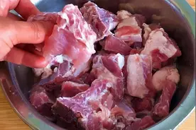 为何排骨焯水后又腥又柴？老厨师一语道破，方法没错，是水错了图片