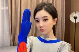 冯提莫宅家玩cosplay，这奥特曼有点瘦小，但是看来很无敌的样子图片